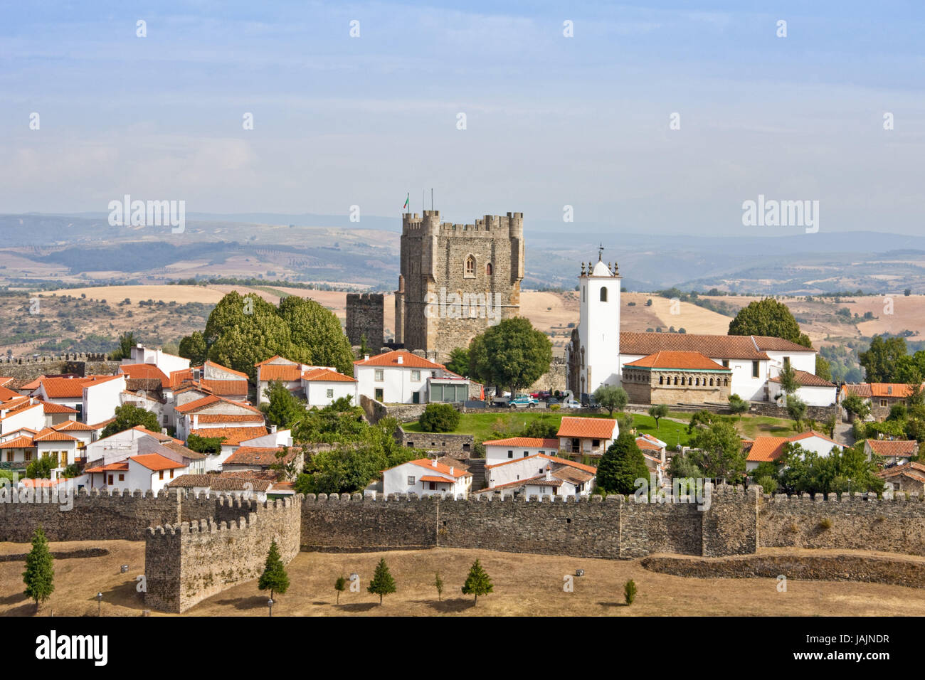 Portugal, Braganca, Stadtbild, Burg, Kirche Santa Maria, Stadtmauer, Stockfoto