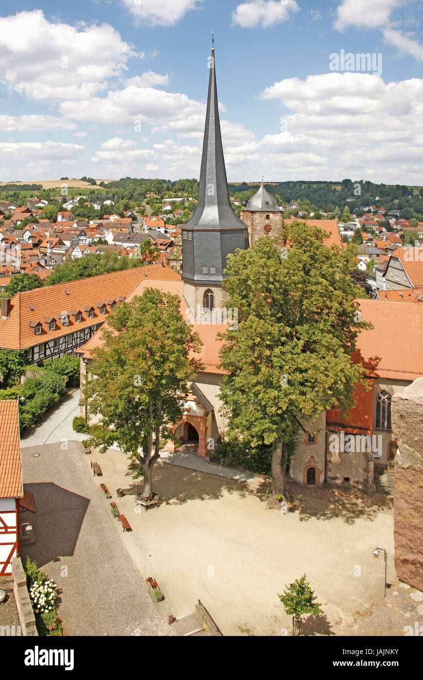 Deutschland, Hessen, Nordhessen, Slot, Blick auf die Stadt, evangelische Stadtkirche, Nordhessen, Altstadt, Kirche, Kirche, Kirche, glauben, Religion, Christentum, Kirchturm, Bäume, Häuser, Gebäude, Stockfoto