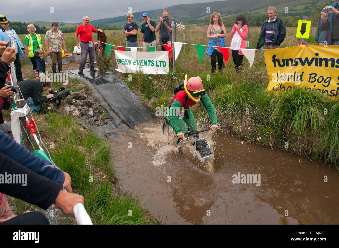 Mountain Bike Bog Schnorcheln Championships, Llanwrtyd Wells, Wales, UK, bog wo Konkurrenten versuchen, durchlaufen ein walisischer Kurs. Stockfoto