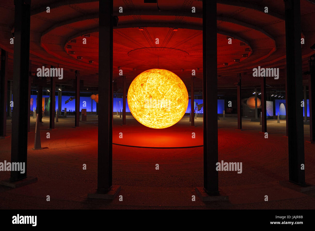 Deutschland, Nordrhein-Westfalen, Oberhaus, Ruhr Gebiet, den Niederrhein, North Rhine-Westphalia, Ausstellung Halle Gasometer während der Veranstaltung Sternstunden, Ruhr 2010, Kulturhauptstadt 2010, Route der Industriekultur, IBA, internationale Bau aufweisen, Emscher, innen geschossen, Sonne, Solaranlage, solar Darstellung Stockfoto