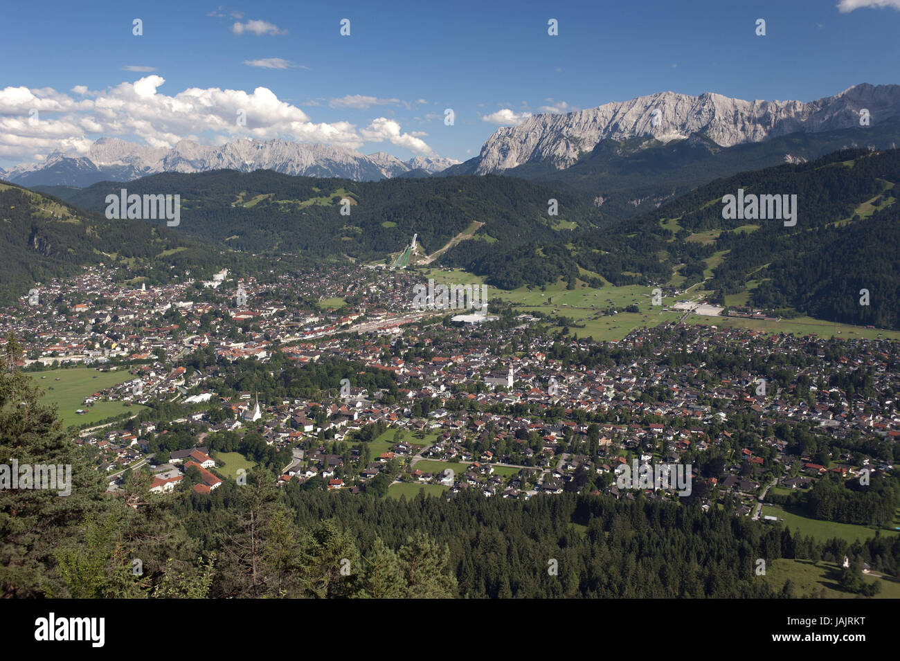 Blick auf Garmisch-Partenkirchen mit Ski-Sprungschanze, Eisstadion, Hausberg Abreise und die Wiesen, die sie von der Olympischen Anwendung betroffen sein werden, Stockfoto