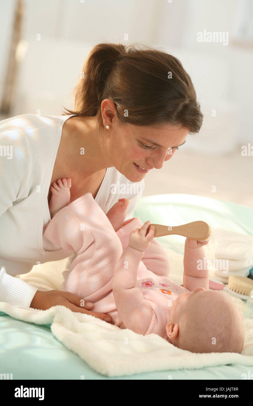 Baby, 5 Monate, Mutter, Blickkontakt, Lächeln, Kleider, Entdeckungen, das Gefühl, zu erreichen, Indoor, Lügen, Mutter, Kind, Mädchen, Person, neugierig, Position, Sinne zurück, spielen, kommunizieren, zu untersuchen, zu sehen Stockfoto