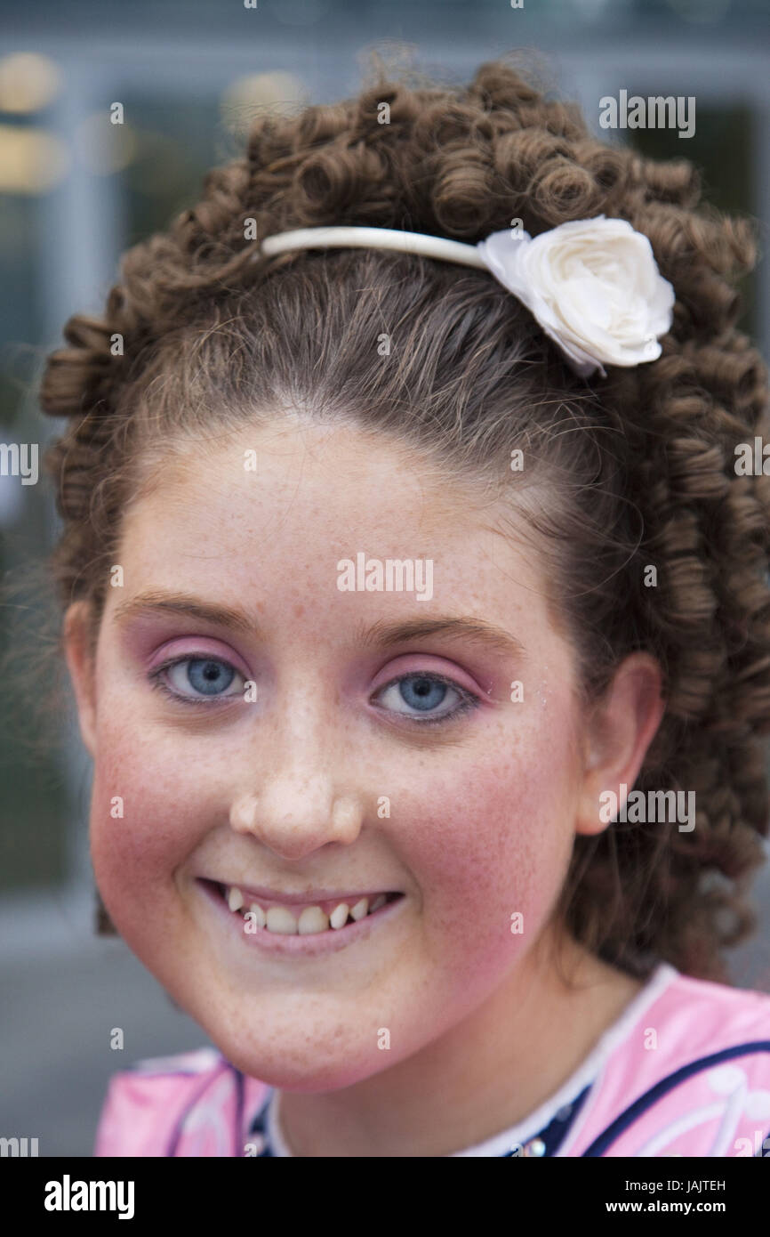 Irland, Mädchen im Irish Dance Kostüm, Lächeln, Porträt, Stockfoto