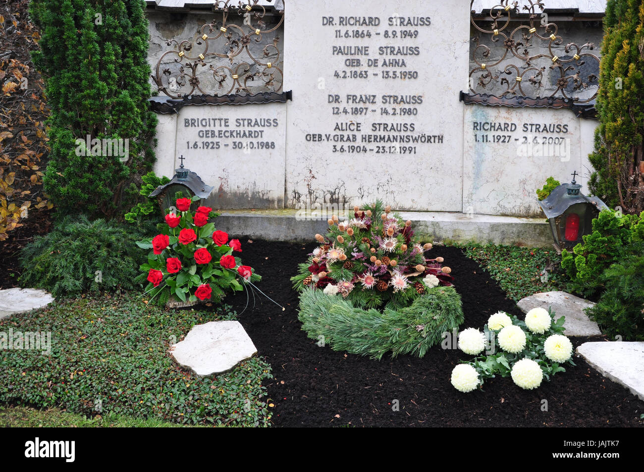 Friedhof, Grab, Richard Strauss, Bayern, Werdenfels, Garmisch-Partenkirchen, Allerheiligen, All Souls Tag, Familiengrab, Grab Schmuck, Grab Schmuck, Gedächtnis, Erinnerung, glauben, Religion, Grab, Grab Dämpfer, Felge, Blumen, Stockfoto