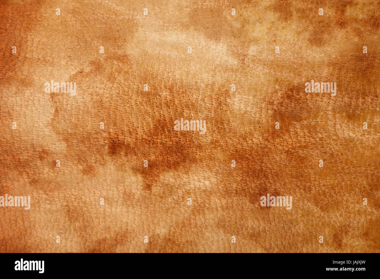 Alte Vintage im Alter braunen orangen Farbe echtes Naturleder Korn mit Flecken Hintergrundtextur hautnah Stockfoto