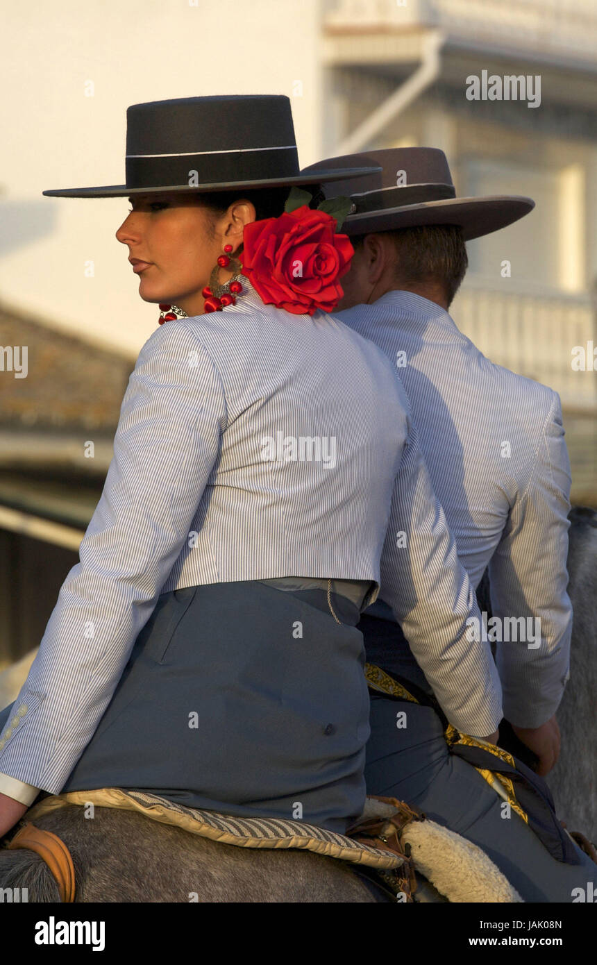 Spanien, Andalusien, el Rocio, Romeria, paar mit schwarzen Hüten auf einem Pferd, Stockfoto