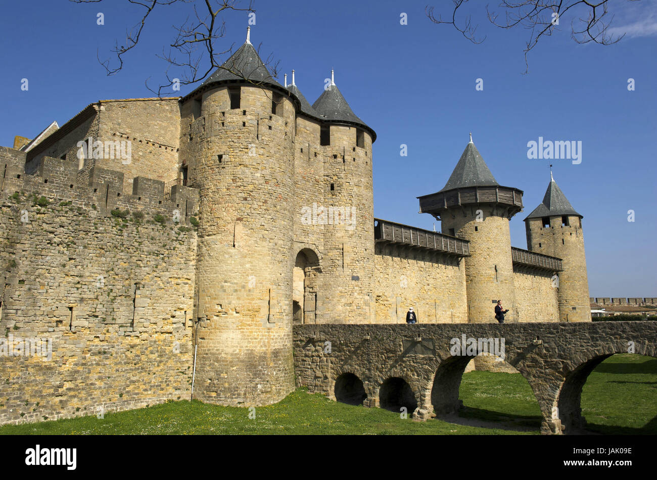 Frankreich, Region Aude, Carcassonne, Festung Anlage, Person auf einer steinernen Brücke, Stockfoto