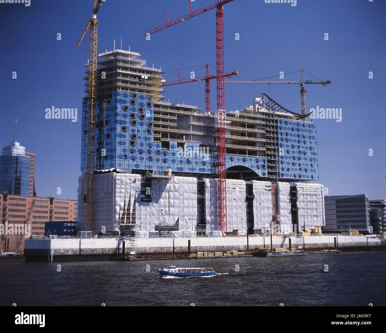 Deutschland, Hamburg, Hafen City, Elbe, Neubau, Elbphilharmonie, Stadt, Blick auf die Stadt, Architektur, Gebäude, Bau, Genesis, Männer am Arbeitsplatz, Krane, Baukrane, Wachstum, Hochhaus, Stadtbild, Wasser, Boot, Stockfoto