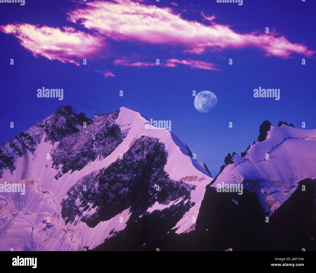Schweiz, Bündner, Pontresina, Piz Bernina und Biancograt im Morgenlicht, beautyful Wolken und Mond, Stockfoto
