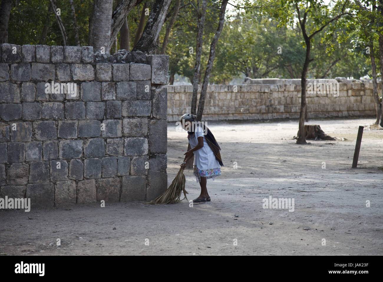 Mexiko, Yucatan, Chichen Itza, Ruinen, Maya, Frau, Square, Sweep, Stockfoto