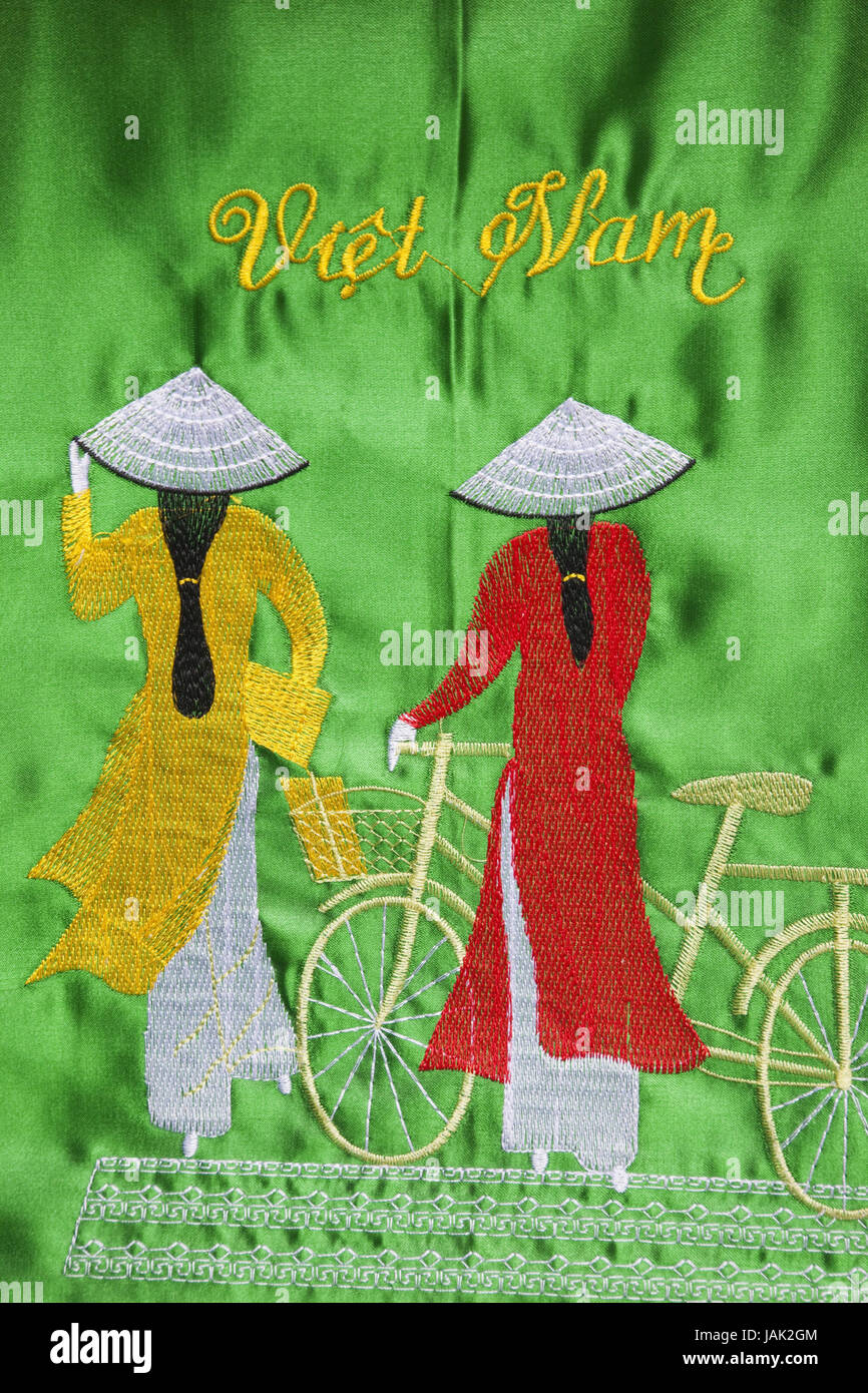 Vietnam, Hanoi, Stoff-Tasche, Stickerei, Souvenir, Vertretung, Frauen in der traditionellen Kleidung der Ao-Dai, Stockfoto