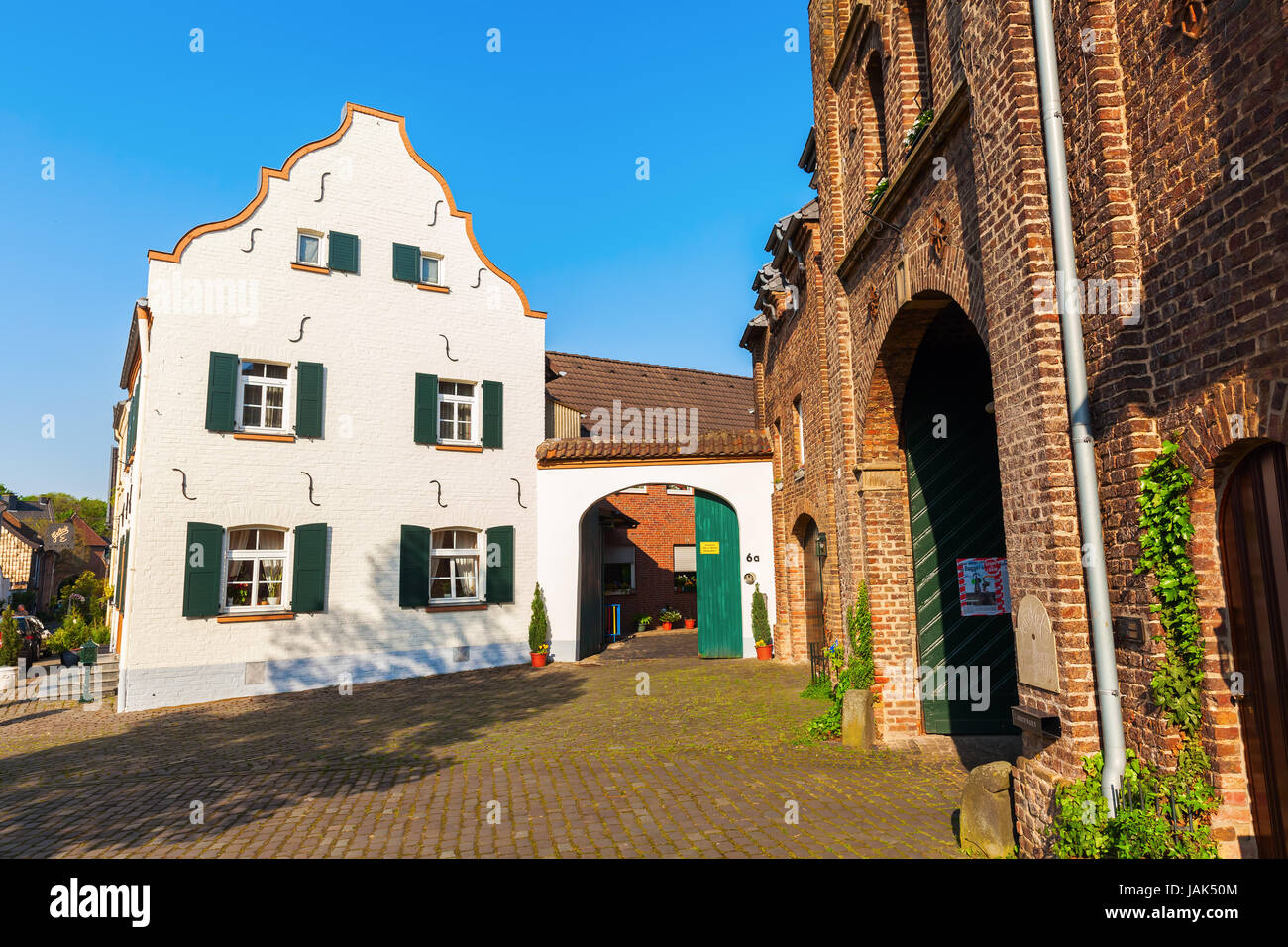 Bedburg, Deutschland - 10. Mai 2017: Stadtbild von Kaster. Kaster ist ein Bezirk von Bedburg im Rhein-Erft-Kreis. Es ist bekannt für seine gut erhaltenen hist Stockfoto