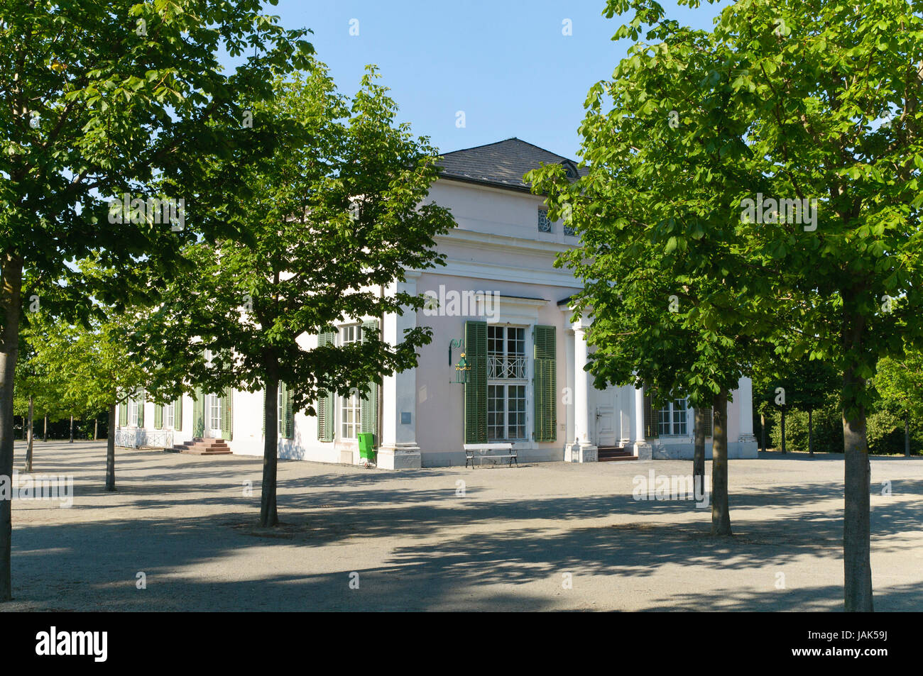 Das Ballhaus Befindet Sich Direkt Nördlich des Schlosses Wilhelmshöhe. König Jérôme von Westfalen, der Jüngste Bruder Napoleons, hatte es von 1809 Bis 1810 als Hoftheater von Leo von Klenze Erbauen. Das Freistehende, Klassizistische Gebäude Wurde Neben Dem Nordflügel des Schlosses Platziert Und ist Ein Frühwerk des Später Berühmten Architekten. Zwischen 1828 Und 1830 Wurde es Unter Wilhelm II. Kurfürst. von Hessen-Kassel von Johann Conrad Bromeis in Einen Ballsaal Umgewandelt. Es Wurde Weniger Vom Hof Selbst als Vom Gegenüberliegenden Hotel Genutzt. Stockfoto