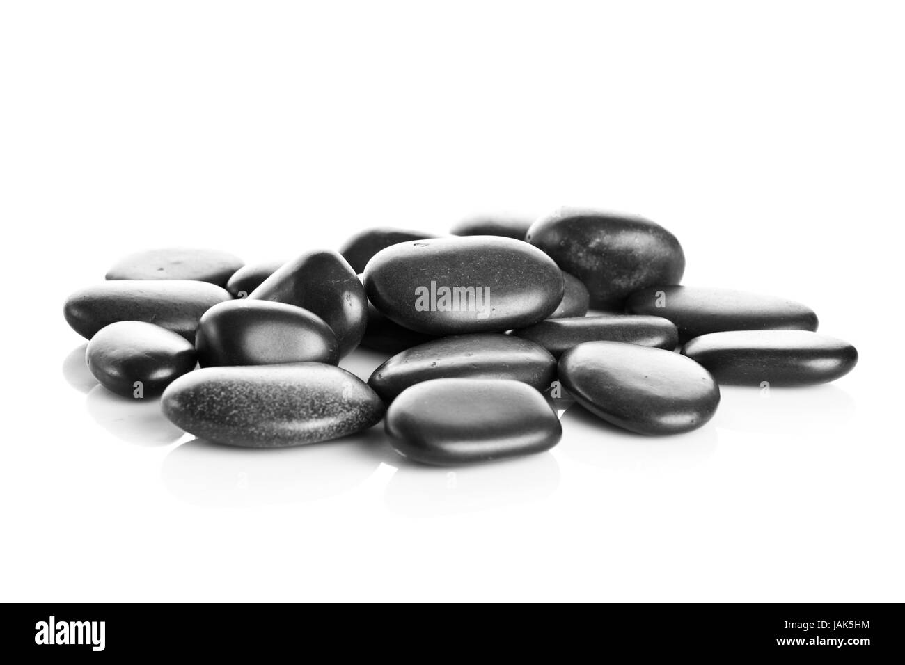 Schwarze Massage Steinen isoliert Stockfoto