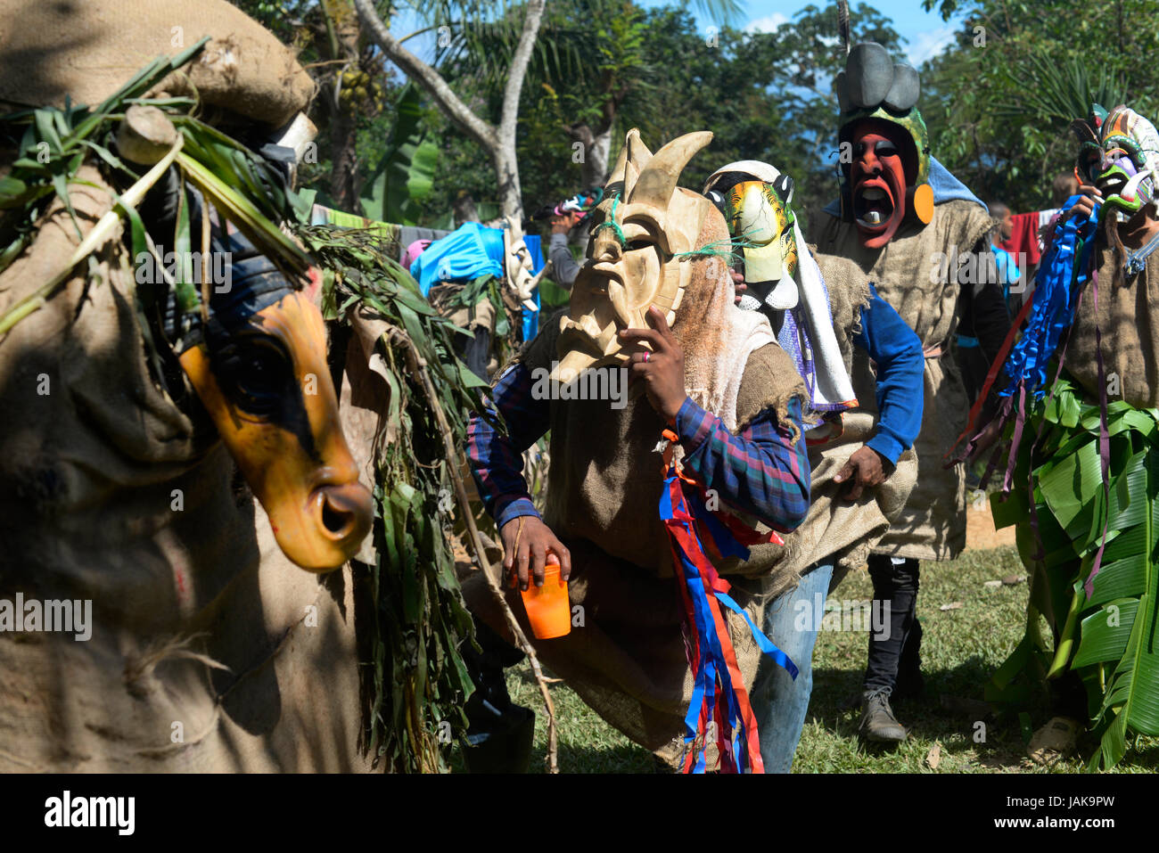 Ein Teufel verspottet den Stier während eines Auftritts im Juegos de Los Diablitos, einer indigenen Zeremonie in Boruca, Costa Rica auf 2. Januar 2015... Stockfoto