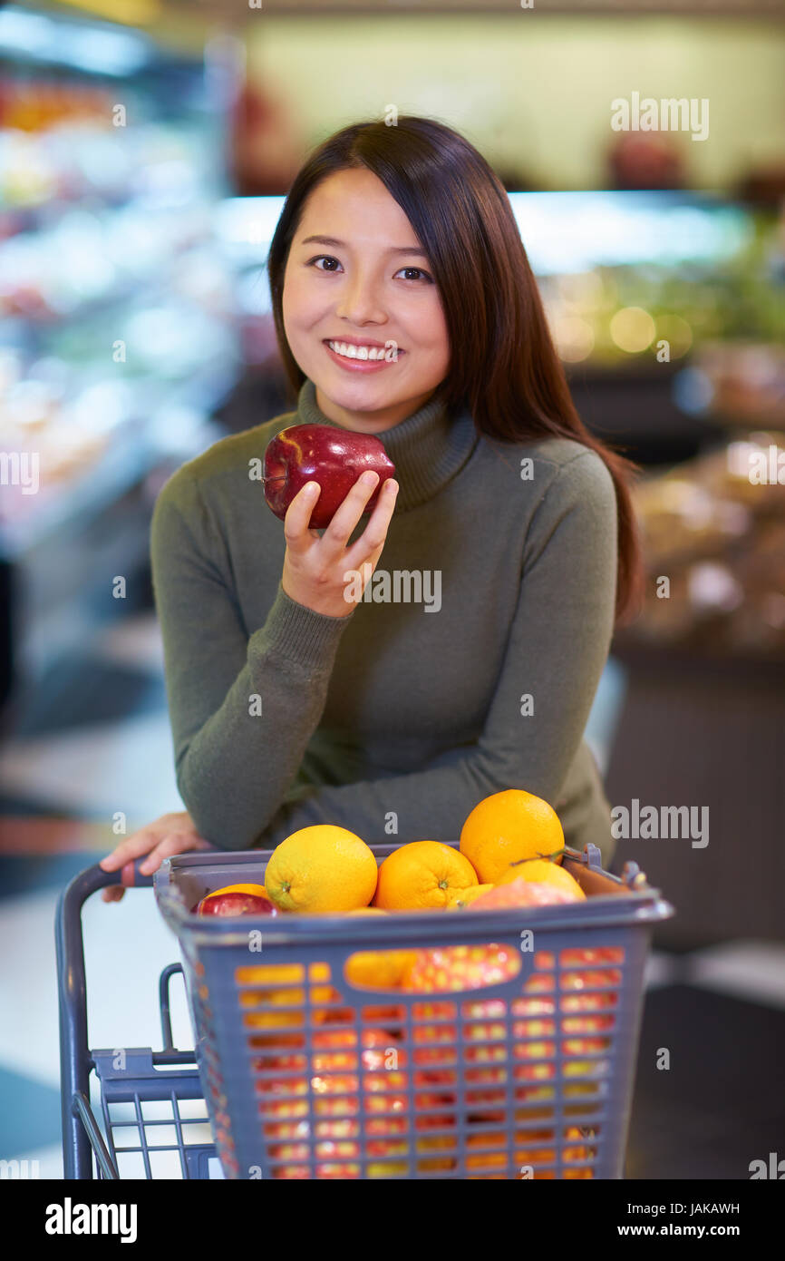 Eine junge Chinesin, die im Supermarkt einkaufen Stockfoto