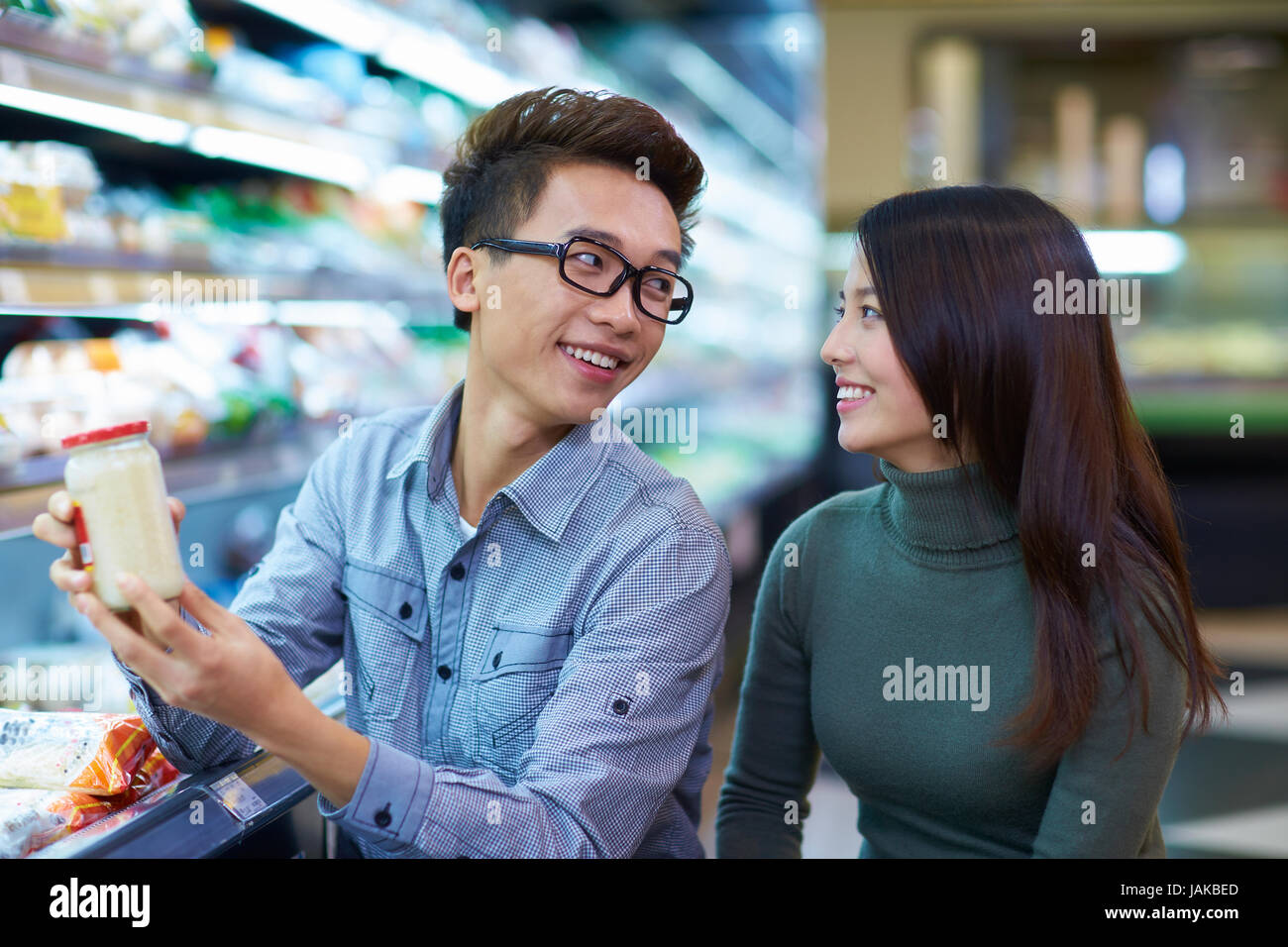Junge chinesische paar Einkaufen in den Supermarkt Stockfoto
