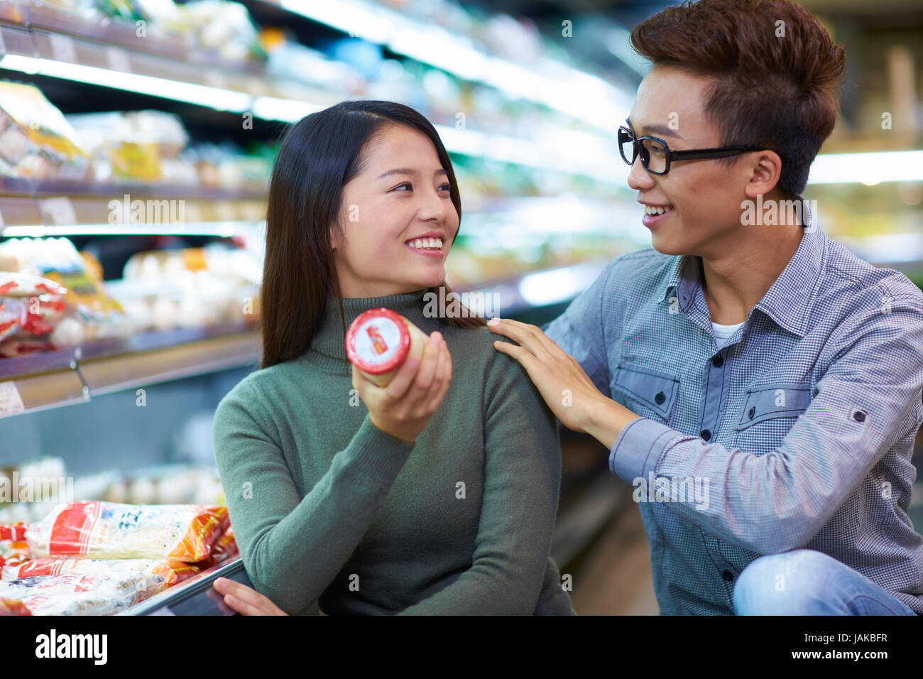 Junge chinesische paar Einkaufen in den Supermarkt Stockfoto