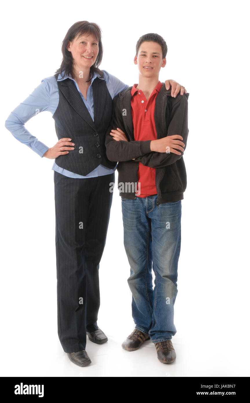 Mutter Und Sohn Stehen Nebeneinander, Sie Umarmt Den Jungen Vor Weißem Hintergrund. Stockfoto