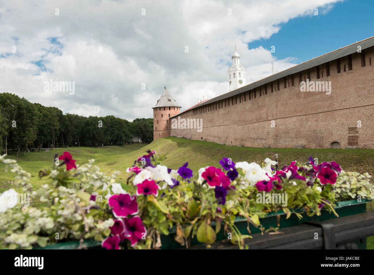 Das Herz von Weliki Nowgorod seit jeher den Kreml oder Detinets, wie sie es, in alten Zeiten nannten. Die Gebäude von Novgorod Festung wird in den Chroniken ca. 1044 erstmals erwähnt. Seit Jahrhunderten fungierte der Kreml als eine administrative, politische und religiöse Zentrum der Nowgoroder Land. Stockfoto