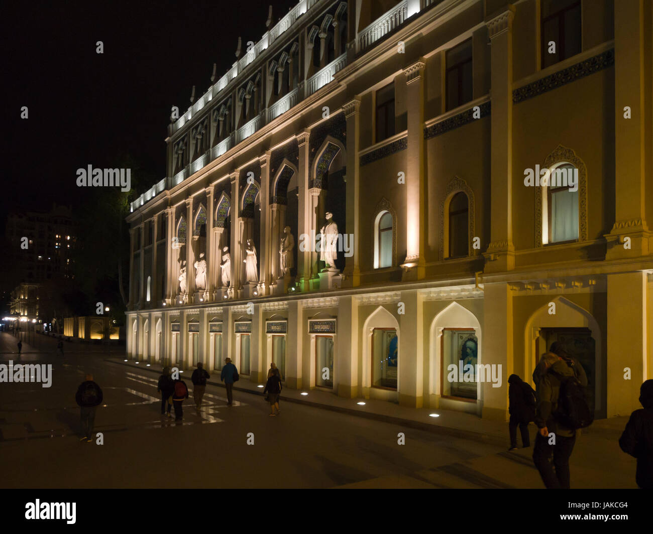 Nizami Aserbaidschan Literaturmuseum, nächtliche Ansicht der Fassade mit Statuen von berühmten Autoren in Baku Aserbaidschan Stockfoto