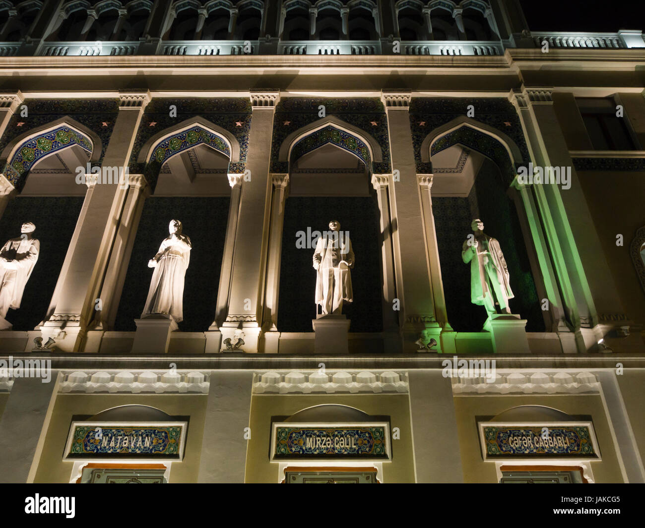 Nizami Aserbaidschan Literaturmuseum, nächtliche Ansicht der Fassade mit Statuen von berühmten Autoren in Baku Aserbaidschan Stockfoto