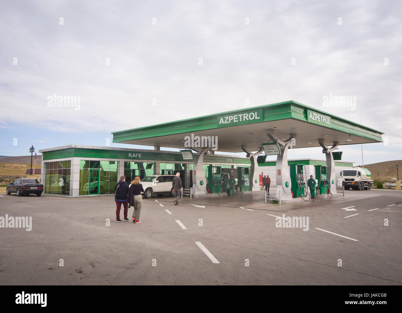 Tankstelle und Zeichen in der Nähe von cengi Dorf auf der Autobahn M4 westlich von Baku Aserbaidschan Azpetrol Firma Stockfoto