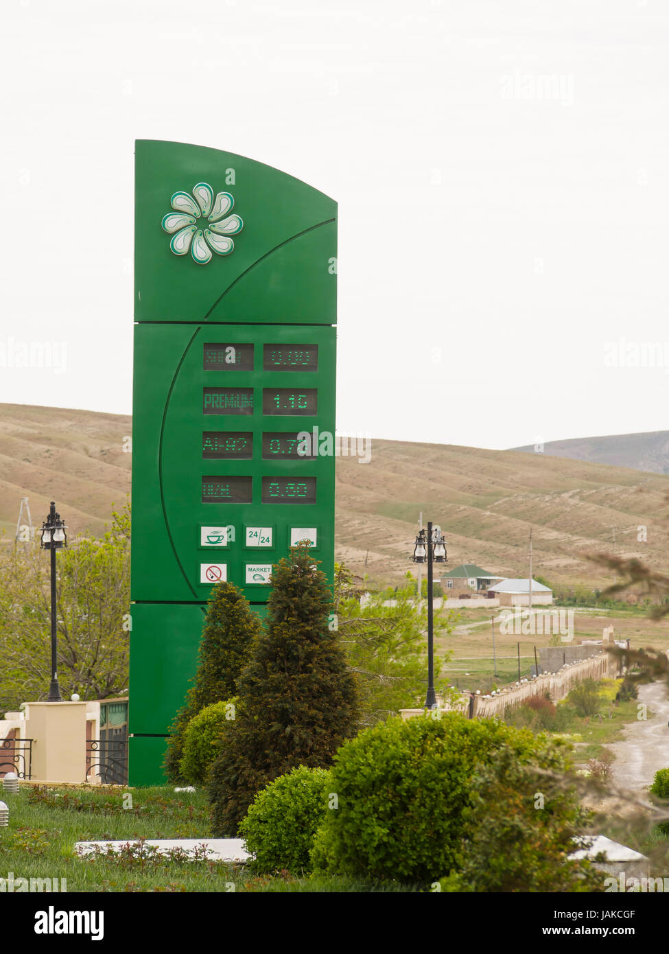 Tankstelle und Zeichen in der Nähe von cengi Dorf auf der Autobahn M4 westlich von Baku Aserbaidschan Azpetrol Firma Stockfoto