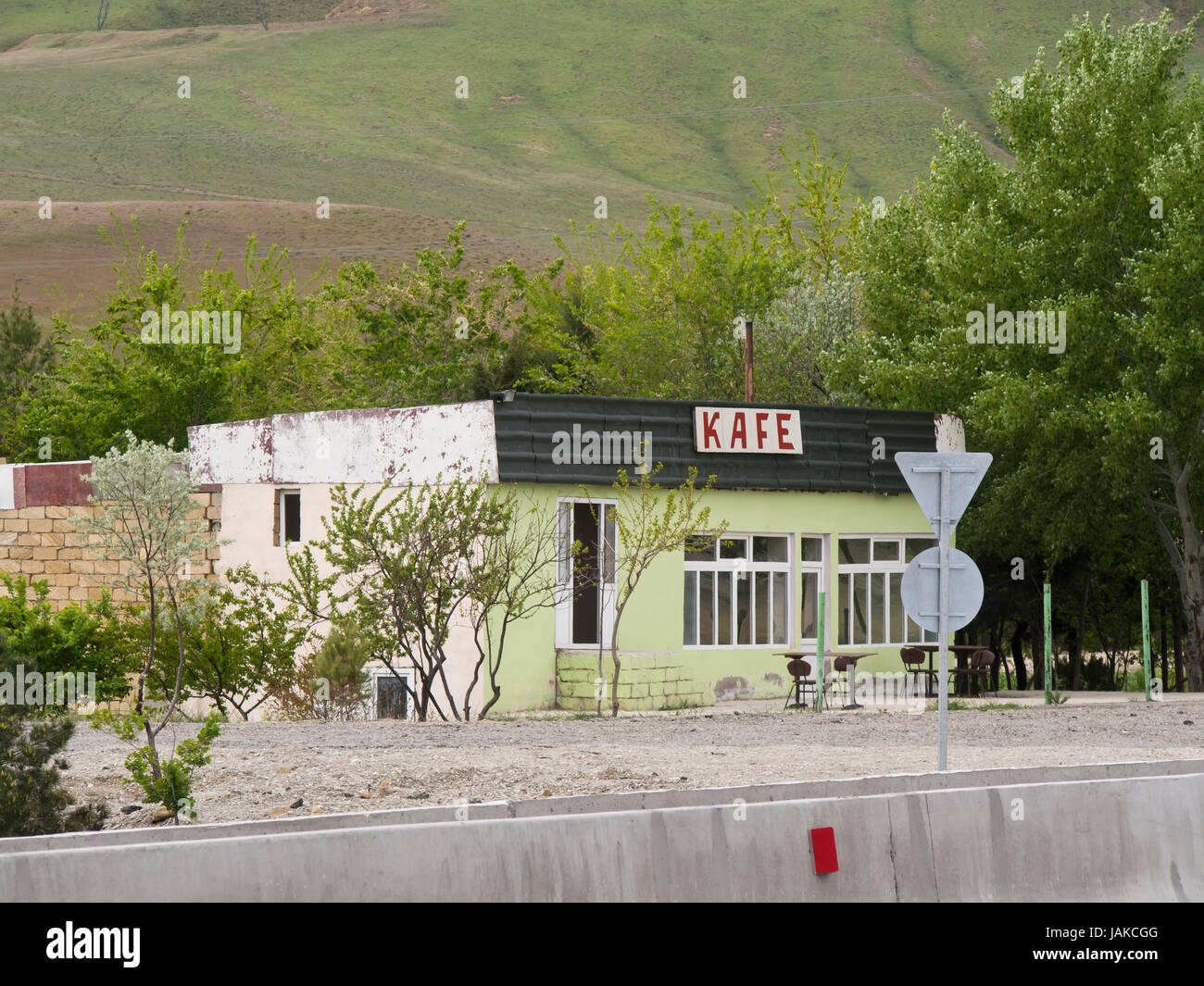 Straßencafé auf der M4-Autobahn westlich von der Hauptstadt Baku in Aserbaidschan Stockfoto