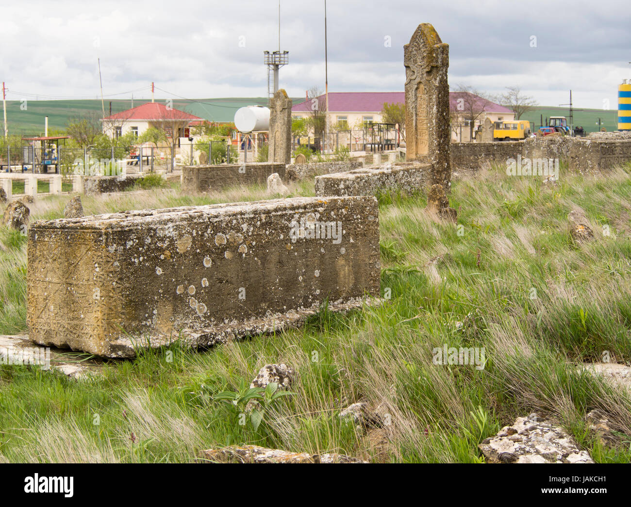 Friedhof in der Stadt Mereze, Gobustan Aserbaidschan, alte Gräber mit schiefen Grabsteinen und Flechten Stockfoto