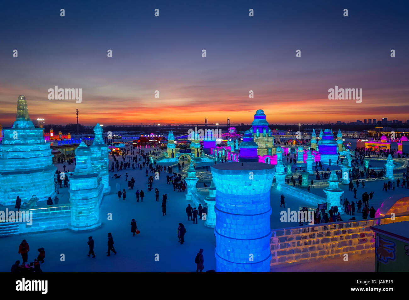 Unglaublichen Sonnenuntergang während der Eis- und Schneeskulpturen-Festival, Harbin, China. Stockfoto