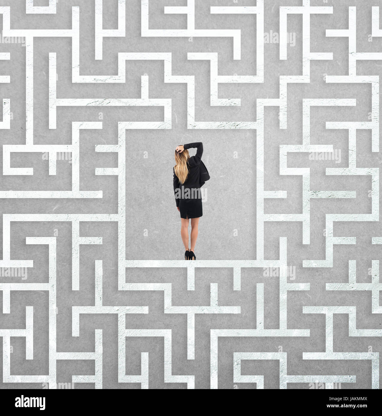 Verwirrt Geschäftsfrau in der Mitte ein Labyrinth Stockfoto