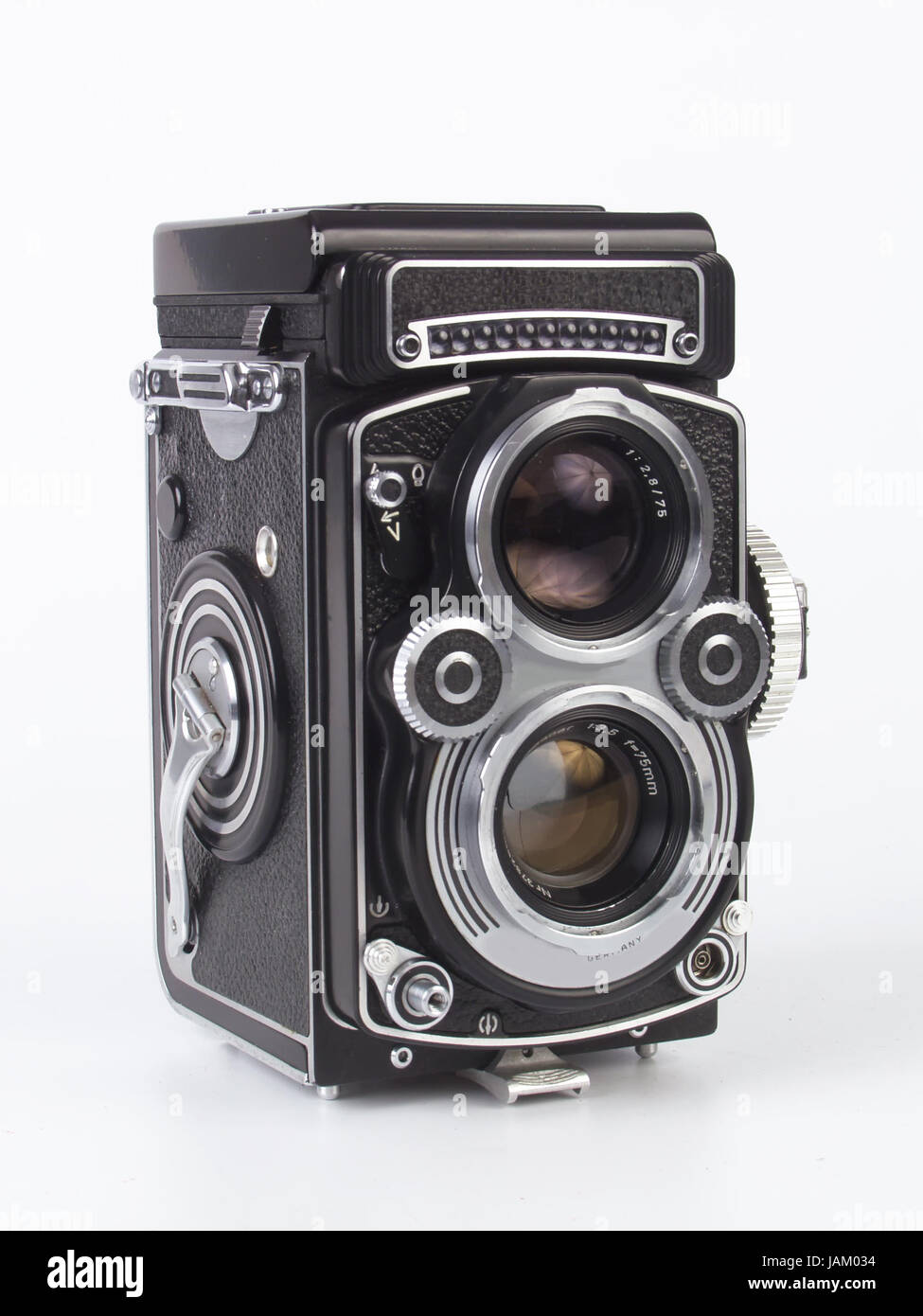 Klassische Zweiäugige Mittelformatkamera von Vorne Vor Weißem Hintergrund Stockfoto