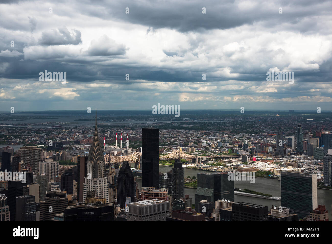 New York, Vereinigte Staaten von Amerika – 26. Mai 2017: Blick in den Himmel von Manhattan. Im Detail Trump Tower, Chrysler Building und Queensboro Bridge. Stockfoto