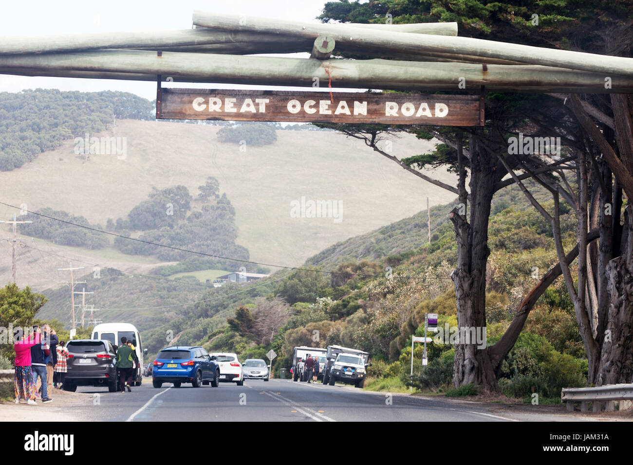 Touristen am Eingang der Great Ocean Road Australien Stockfoto