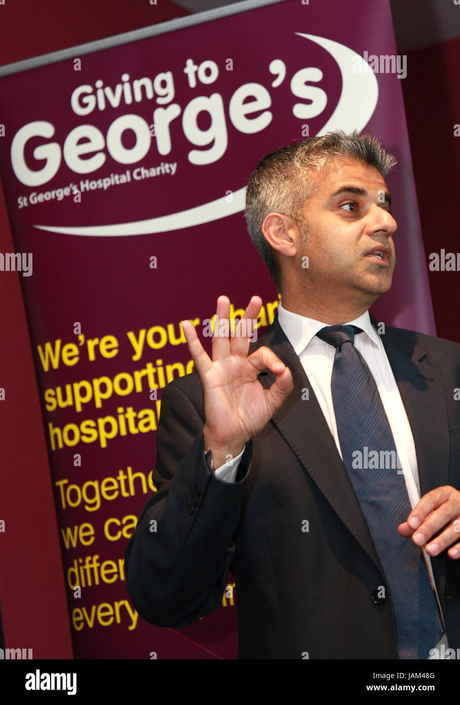 Sadiq Khan Gespräche auf St Georges Hospital in Unterstützung des NHS editorial Bild Stockfoto