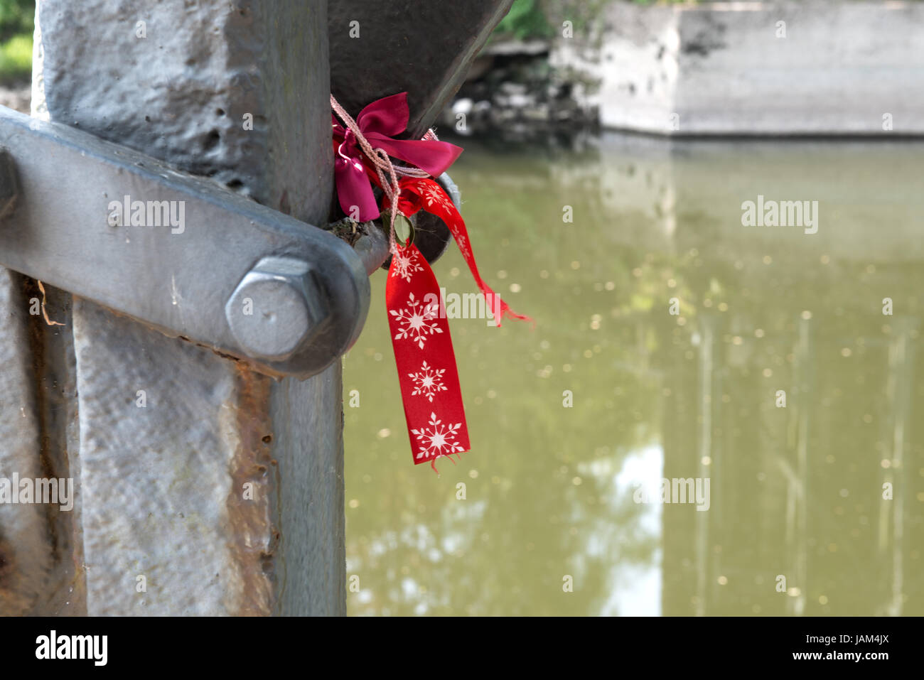 Was scheint die Überreste eines Denkmals mit einem Mitarbeiter von Eisenbrücke in Ironbridge, Shropshire, UK zu sein Stockfoto