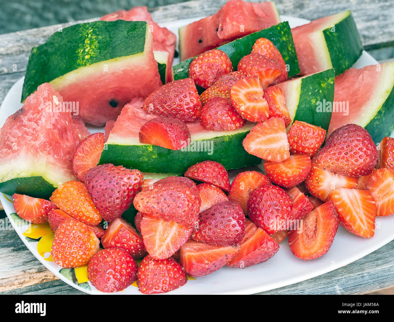 Sommer-Picknick. Wassermelone und Erdbeeren in Stücke. Stockfoto