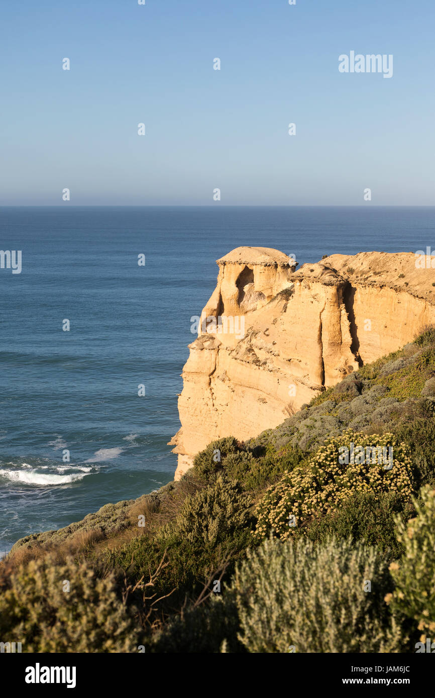 Roadtrip auf der Great Ocean Road in Australien mit Blick auf das Tasmanische Meer und die zwölf Apostel. Stockfoto
