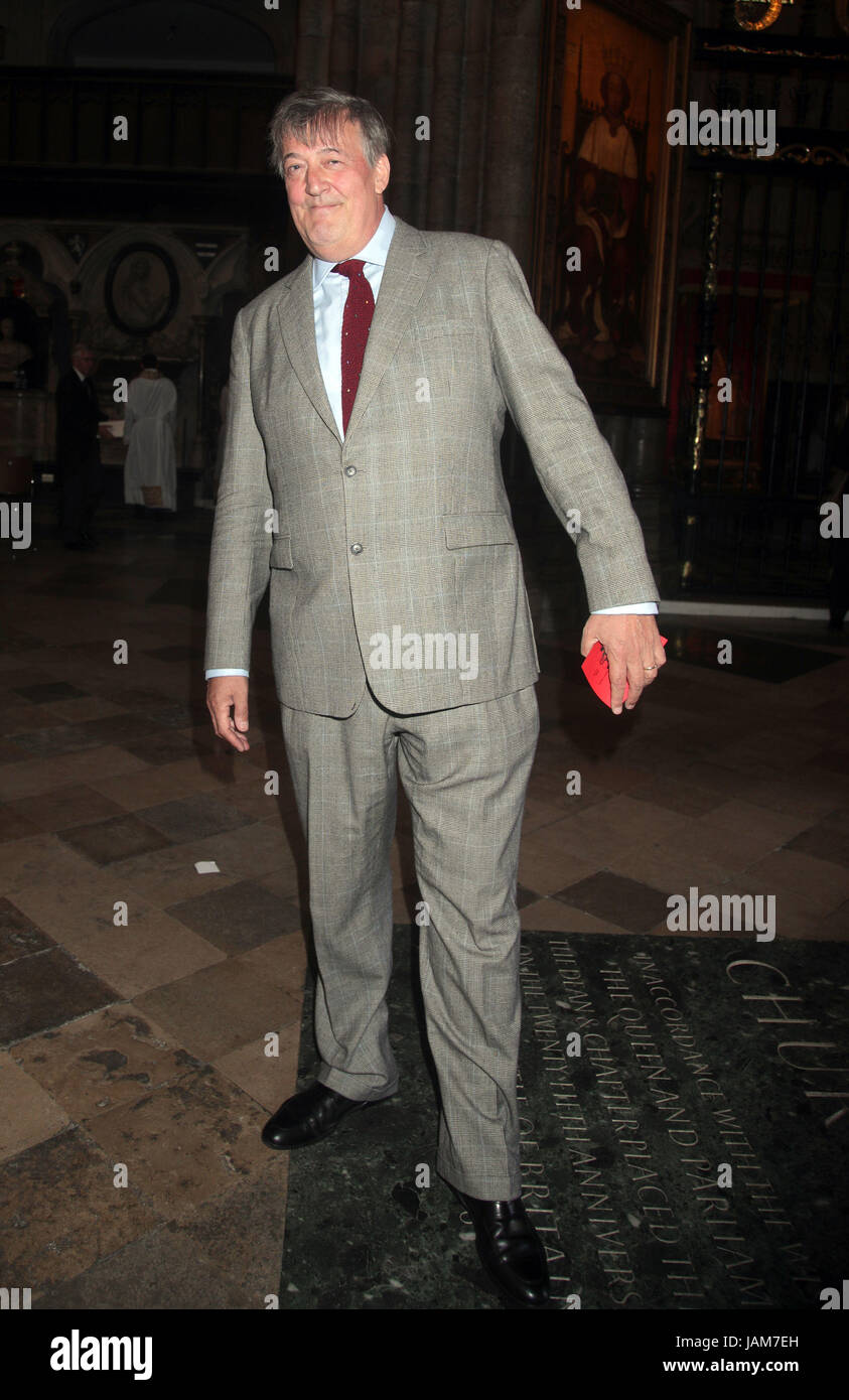 Stephen Fry in Westminister Abbey in London vor Service von Thanksgiving für das Leben und Werk von Ronnie Corbett, die letztes Jahr gestorben. Stockfoto