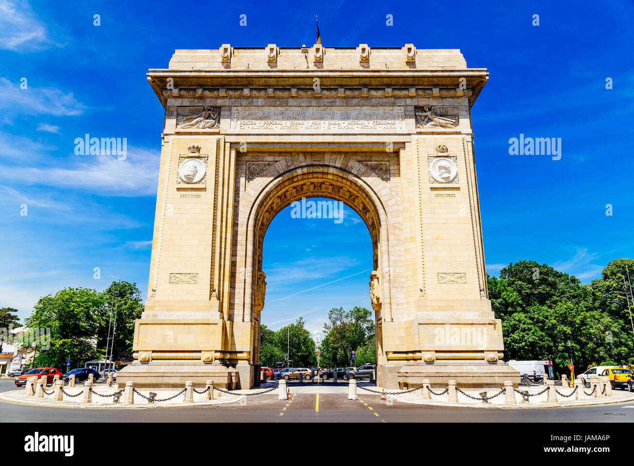 Bukarest, Rumänien - 24. Mai 2017: Baujahr 1936 Arcul de Triumf ist ein Triumphbogen befindet sich im nördlichen Teil von Bukarest Kiseleff unterwegs. Stockfoto