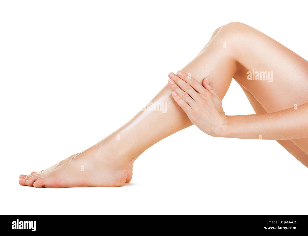 Auftragen der Feuchtigkeitscreme Creme an den Beinen isoliert auf weißem Hintergrund Stockfoto