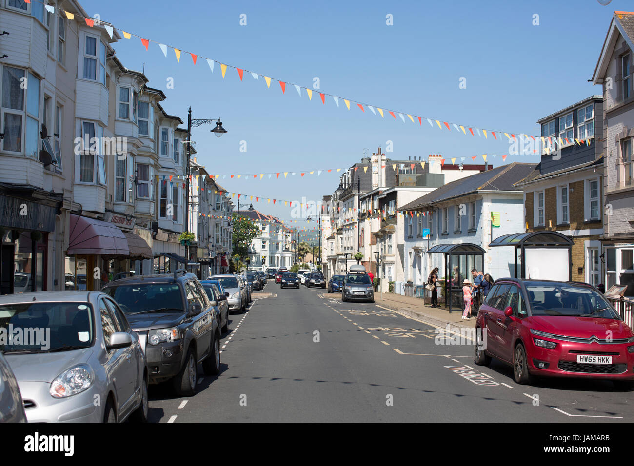Gesamtansicht der Hautpstraße Sandown, Isle Of Wight, an einem sonnigen Tag im Sommer. Stockfoto