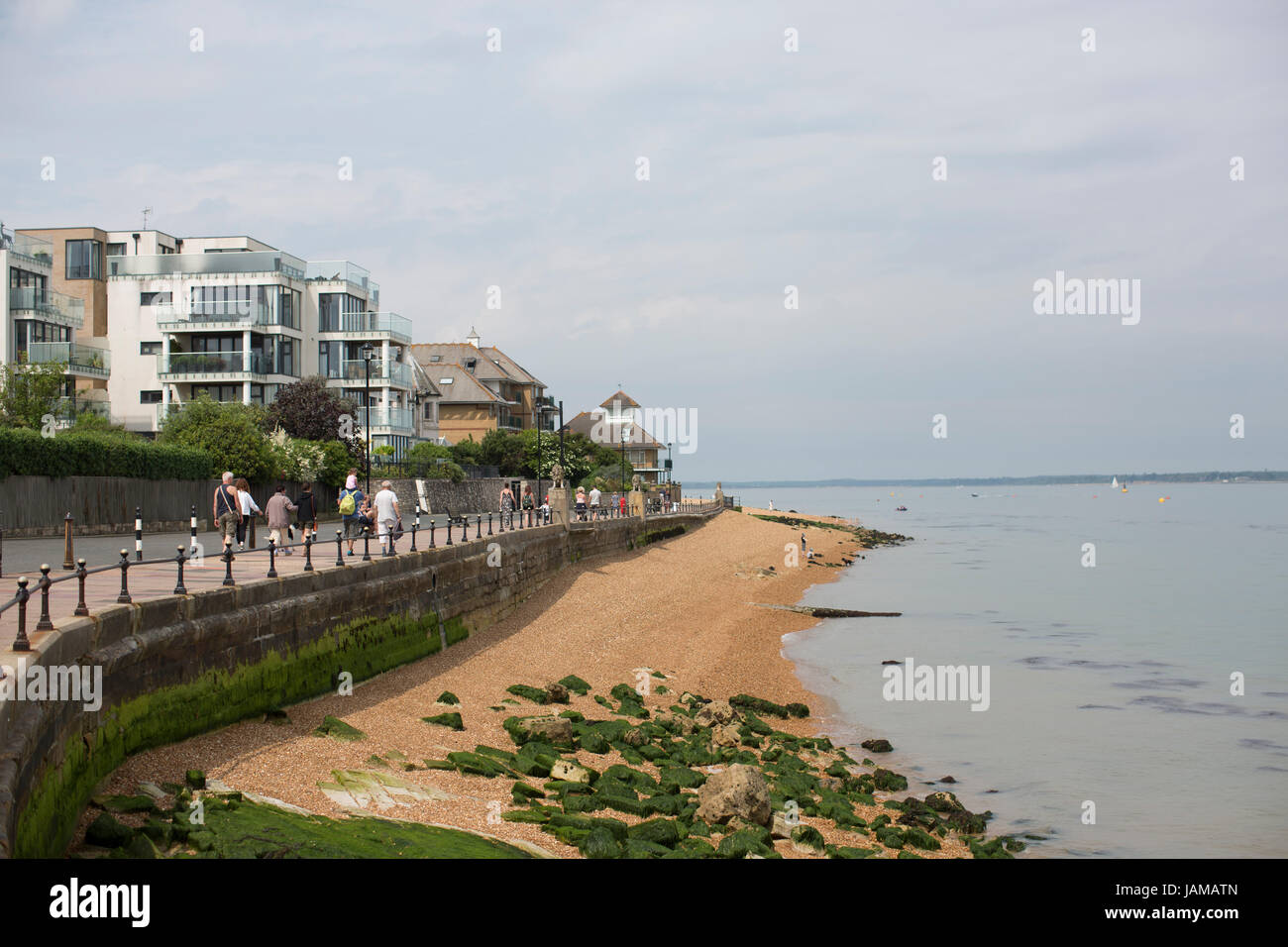 Gesamtansicht der Strandpromenade von Cowes auf der Isle Of Wight. Stockfoto