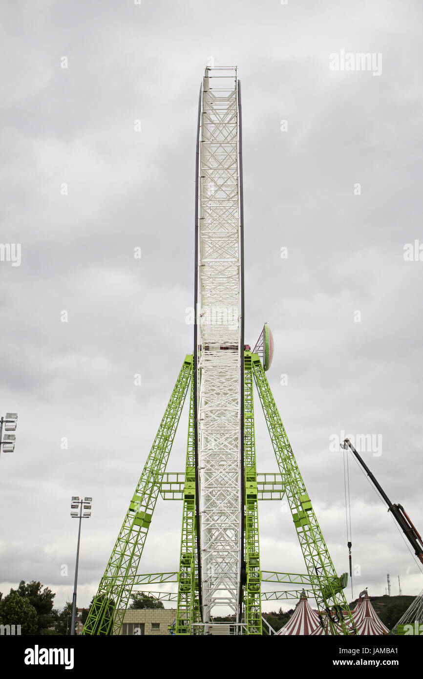 Riesenrad auf Partys und Veranstaltungen in Spanien, Bau und Kirmes Stockfoto