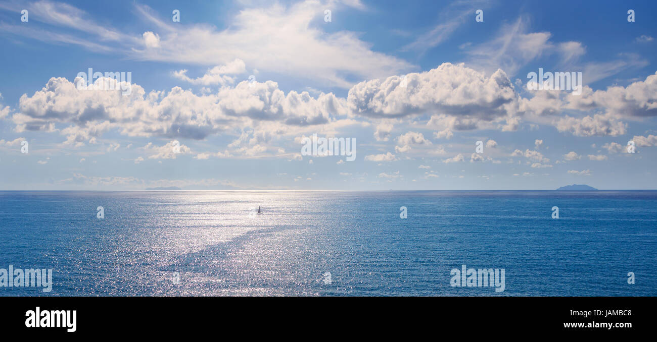 Capraia und Gorgona Inseln im toskanischen Archipel. Panoramablick vom italienischen Strand Küste und Segel Boot. Corse oder Korsika im Hintergrund. Italien, Europ Stockfoto