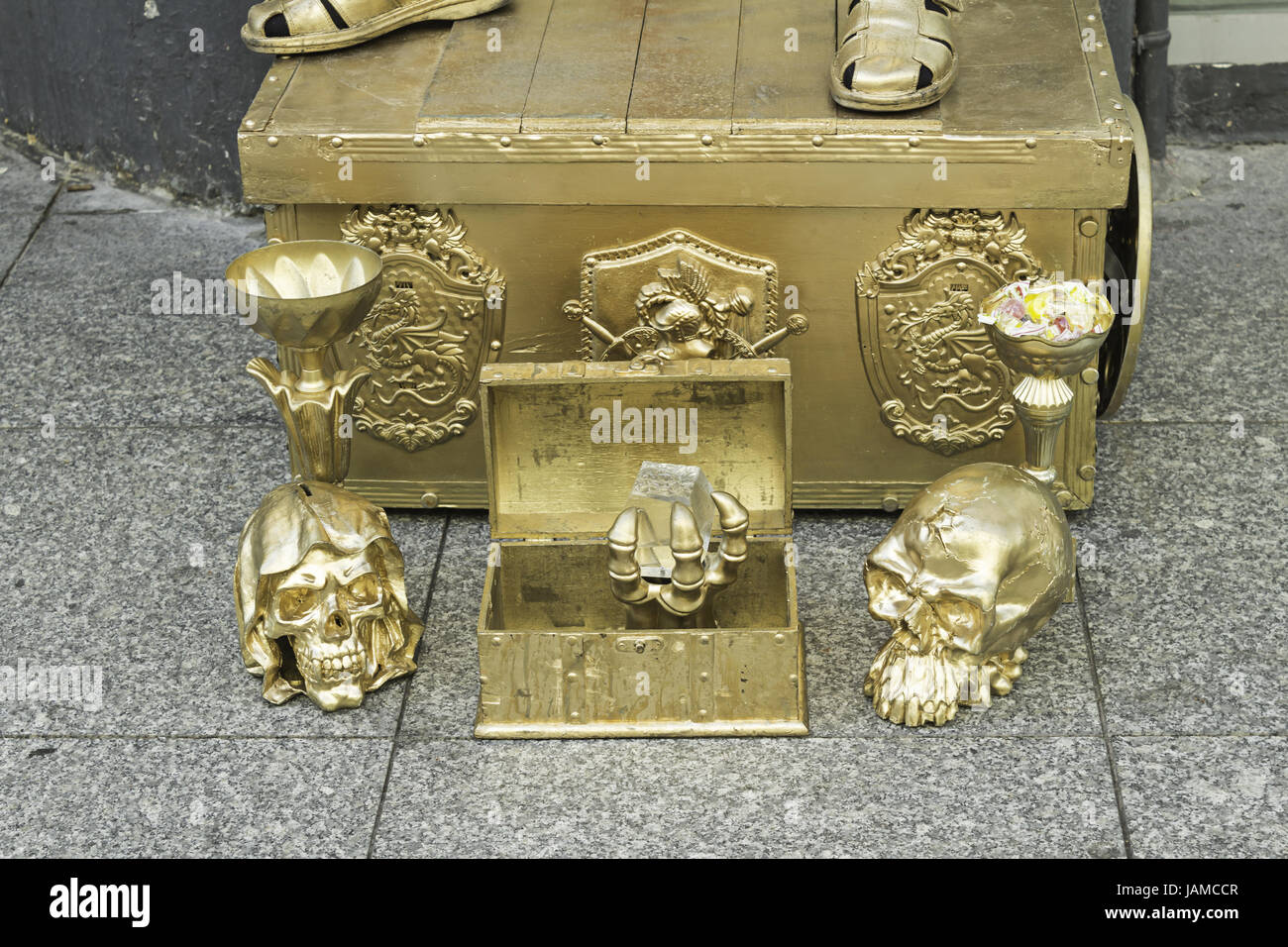 Treasury-Piraten und Schädel eingetaucht in Bronze, Geschichte und Darstellung Stockfoto