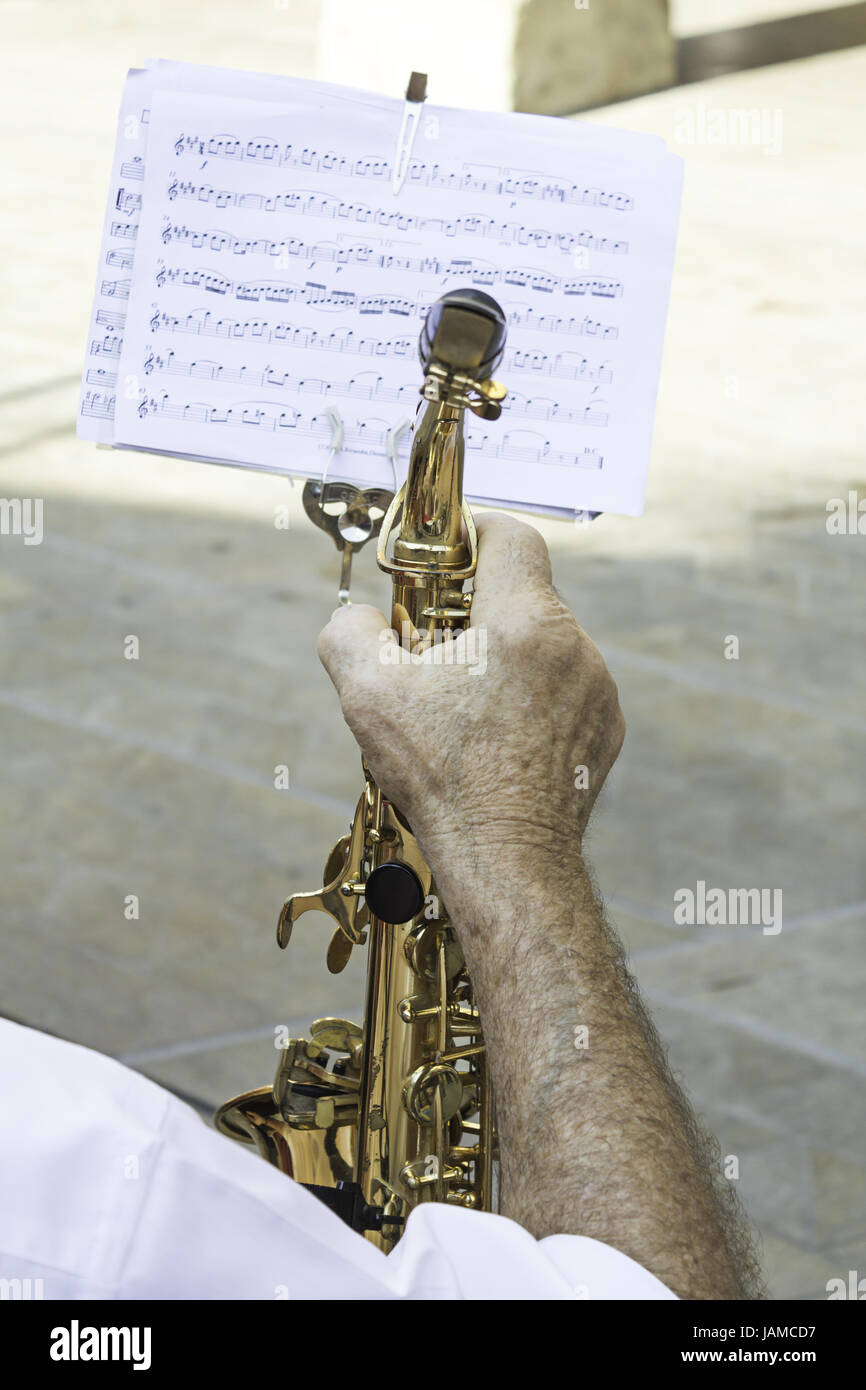 Musiker spielt Saxophon-Musik, Feier und Veranstaltung Stockfoto