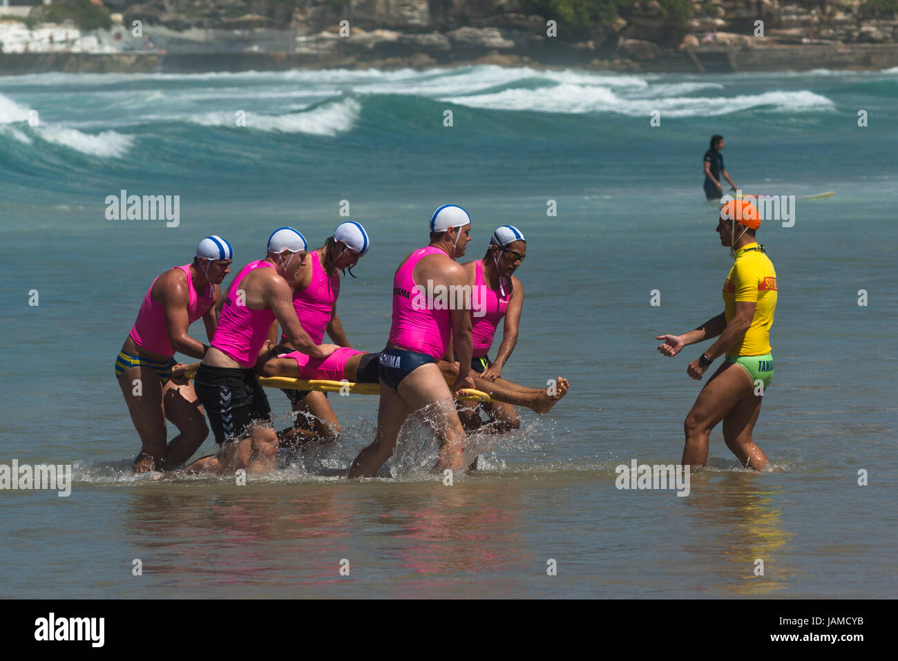 Wassersicherheit und Surf Life saving Club in Aktion am Bondi Beach, Sydney, Australien Stockfoto