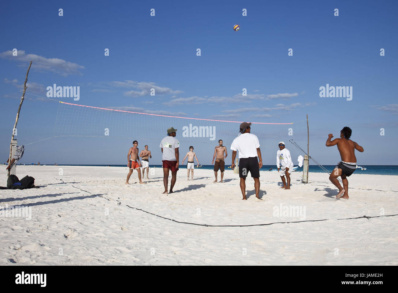 Qunitana Roo, Mexiko, Tulum, Riviera Maya, Strand, Meer, Männer, Volleyball spielen, Stockfoto